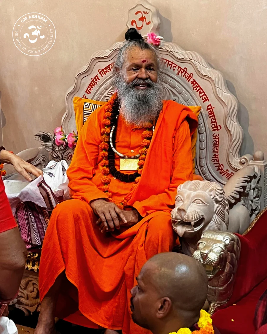 Gurudev, His Holiness Vishwaguru Paramahansa Shree Swami Maheshwarananda Puri Ji Maharaj smiling at a crowd of devotees.